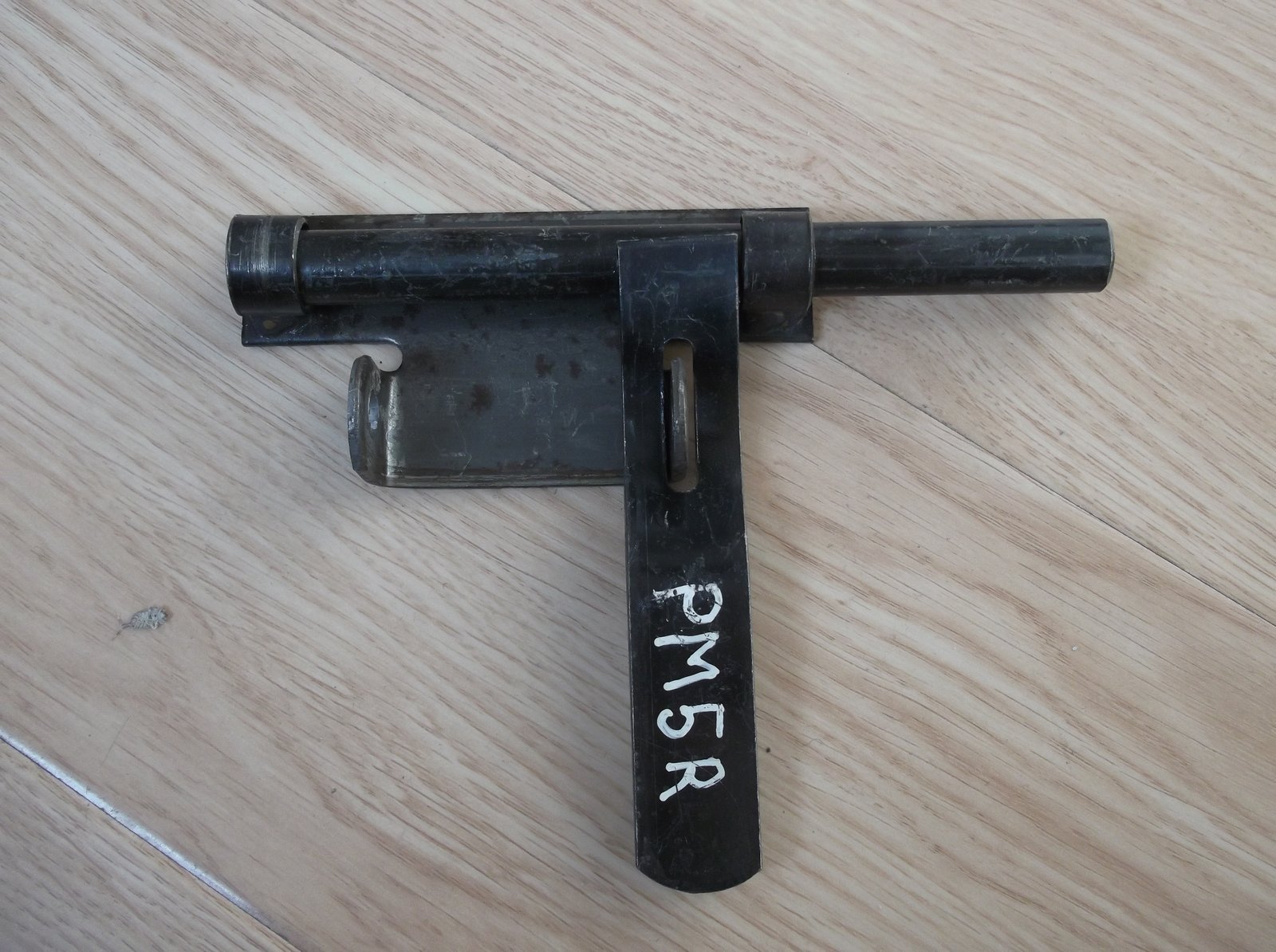 Padlockable barrel bolt – Bolts