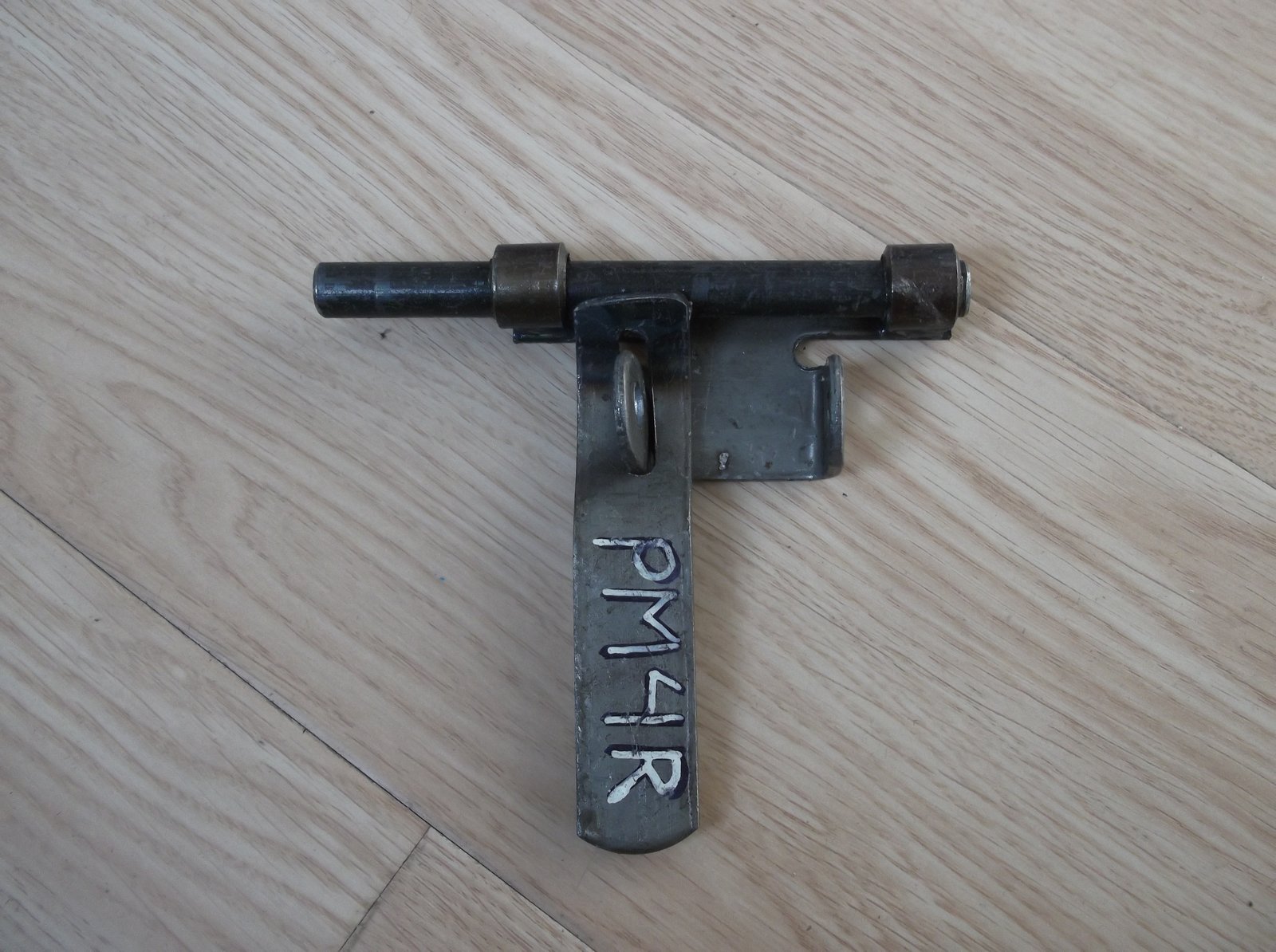 Padlockable slide bolt with guide rings – Bolts