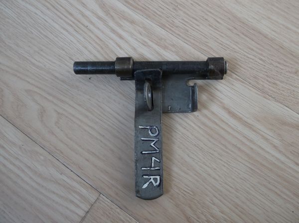 Padlockable slide bolt with guide rings – Bolts